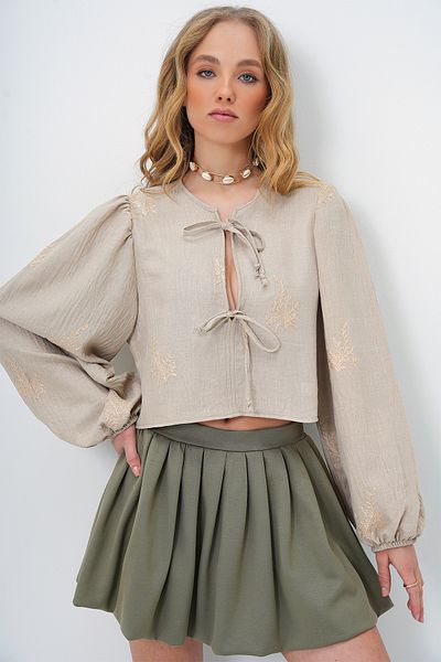 Trend Alaçatı Stili Beige bestickte Damen-Crop-Bluse – Ballonärmel und Schnürung ALC-X13394