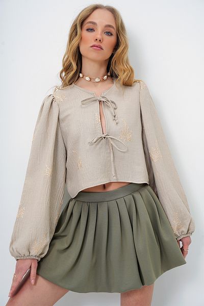 Trend Alaçatı Stili Beige bestickte Damen-Crop-Bluse – Ballonärmel und Schnürung ALC-X13394
