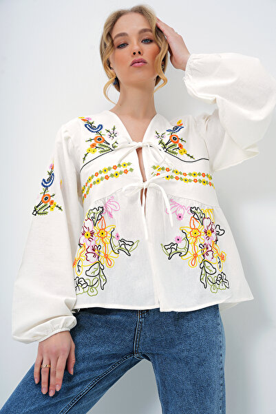 Trend Alaçatı Stili Γυναικεία εκρού με λαιμόκοψη με λεπτομέρεια κέντημα υφαντή μπλούζα ALC-X13367