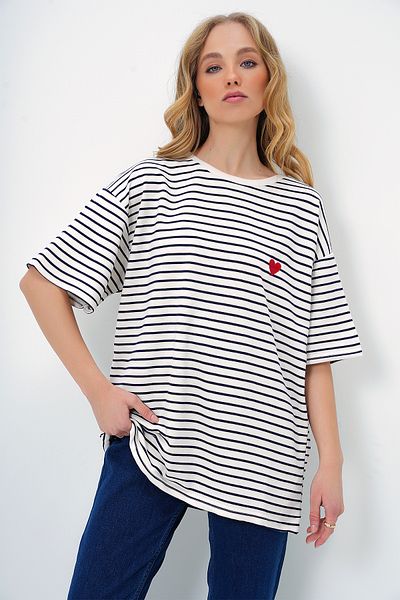 Trend Alaçatı Stili Marineblaues, übergroßes Streifen-T-Shirt – Rundhalsausschnitt, Herz-Stickerei, ALC-X13435