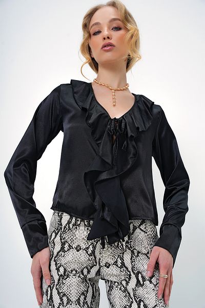 Trend Alaçatı Stili Schwarze Damen-Satinbluse mit V-Ausschnitt und Rüschen vorne, ALC-X13400