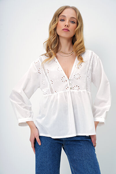 Trend Alaçatı Stili Damska biała spódnica z dekoltem w serek i haftem, falbaniasta, tkana bluzka Alc-X13419