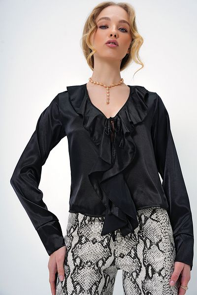 Trend Alaçatı Stili Schwarze Damen-Satinbluse mit V-Ausschnitt und Rüschen vorne, ALC-X13400