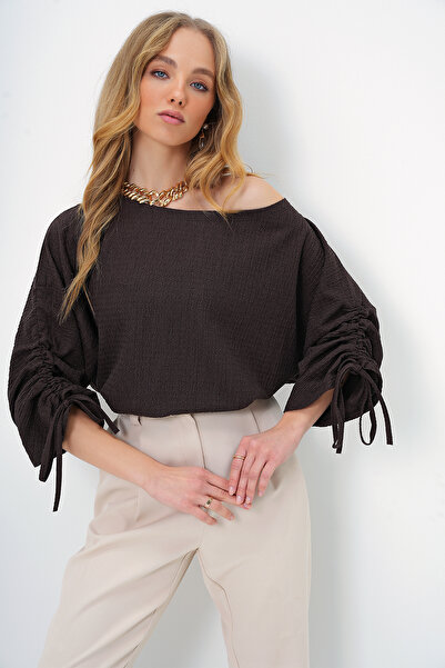 Trend Alaçatı Stili Bitter Brown γυναικεία πλεκτή μπλούζα κρεπ με λαιμόκοψη και λεπτομέρεια - ALC-X13414