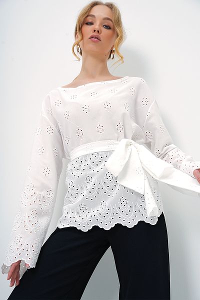 Trend Alaçatı Stili Weiße, gewebte Damenbluse mit U-Boot-Ausschnitt und Gürteldetails und Fistel-Stickerei ALC-X13429
