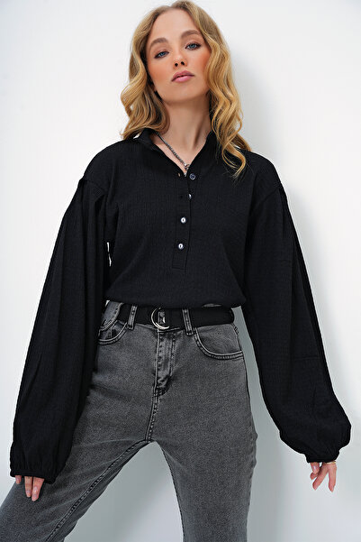 Trend Alaçatı Stili Dámská černá halenka s límečkem s límečkem vpředu s balonovým rukávem s texturou ALC-X11872