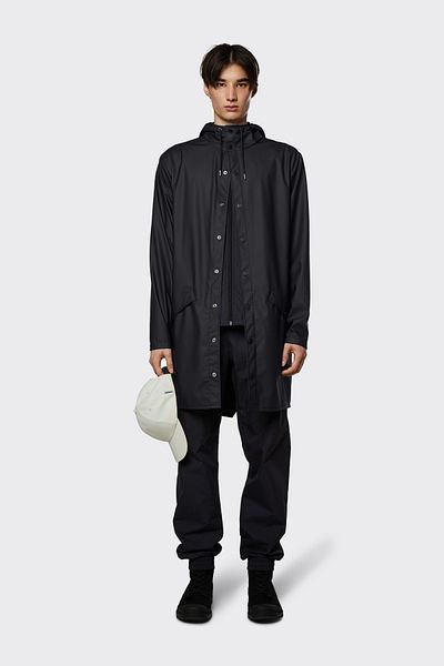 Rains Die wasserdichte Jacke ist aus dem charakteristischen PU-Stoff von Rains geschnitten und verfügt über ultraschallverschweißte Nähte
