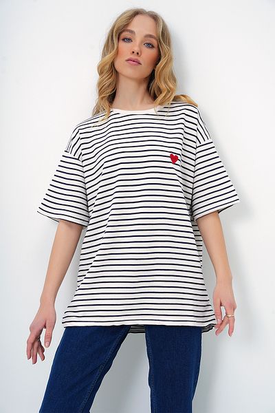 Trend Alaçatı Stili Marineblaues, übergroßes Streifen-T-Shirt – Rundhalsausschnitt, Herz-Stickerei, ALC-X13435