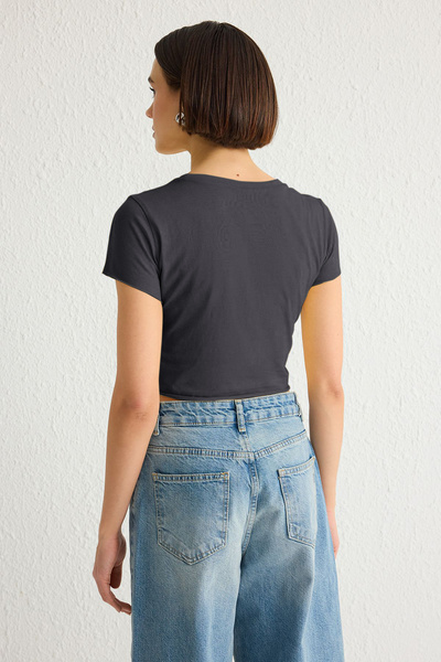 Trendyol Collection Tricou tricotat cu crop antracit - nervurat, asezat pe corp TWOSS25TS00000