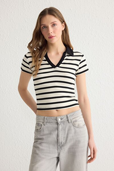 Trendyol Collection Πόλο λαιμόκοψη Λευκή-Μαύρη ριγέ πλεκτή μπλούζα - TWOSS25BZ00003