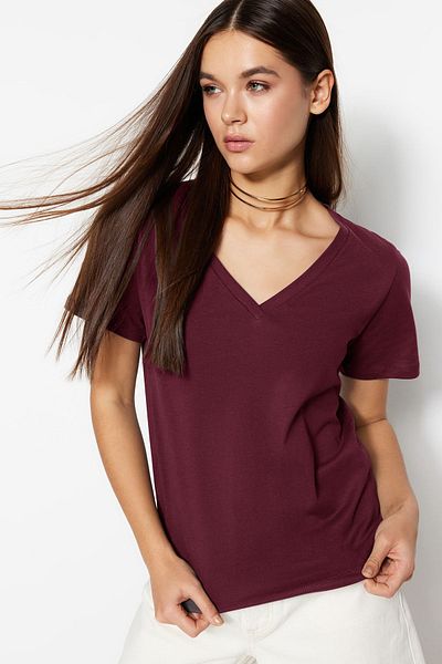 Trendyol Collection Dark Cherry Strick-T-Shirt mit V-Ausschnitt – 100 % Baumwolle TWOSS23TS00001