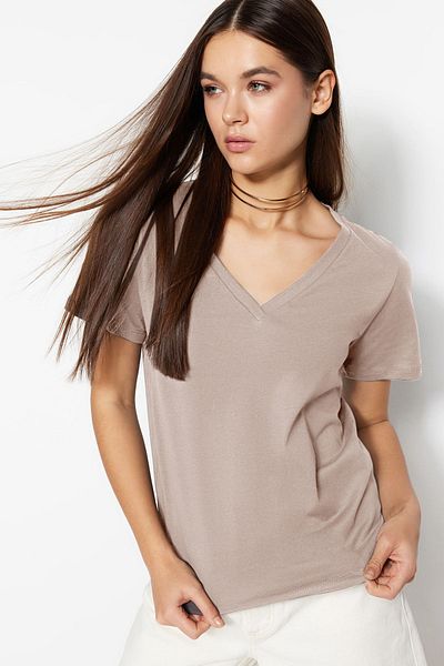 Trendyol Collection Basic-T-Shirt mit V-Ausschnitt – Light Stone, 100 % Baumwolle, gestrickt – TWOSS23TS00001