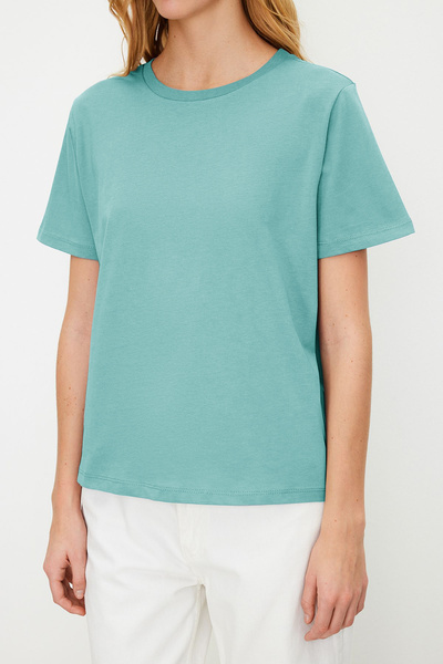 Trendyol Collection Základní tyrkysové pletené tričko s výstřihem - 100% bavlna TWOSS23TS00000