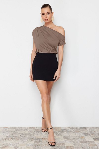 Trendyol Collection Nerz Regular/Normal Fit Asymmetrischer Ausschnitt Zero Sleeve Stretchy Strickbluse mit Druckknöpfen TWOSS24BZ00396