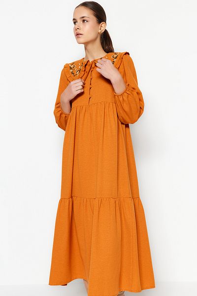 Trendyol Modest Gewebtes Kleid in Leinenoptik mit besticktem Zimtkragen und halber Knopfleiste TCTSS23EB00257
