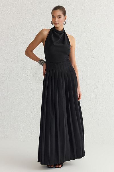 Trendyol Collection Schwarzes, crepefarbenes, plissiertes, stilvolles Abendkleid TPRSS25AE00002