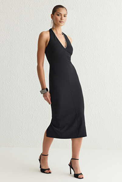 Trendyol Collection Černé stylové večerní šaty přiléhavé na tělo s detailem kamenného doplňku Tprss25El00047