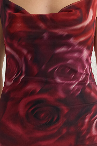 Trendyol Collection Stylové plisované pletené šaty s květinovým potiskem – střih do A, výstřih Degaje Tprss25El00088