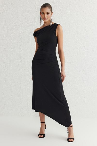 Trendyol Collection Černé pletené šaty s asymetrickým výstřihem Tprss25El00102