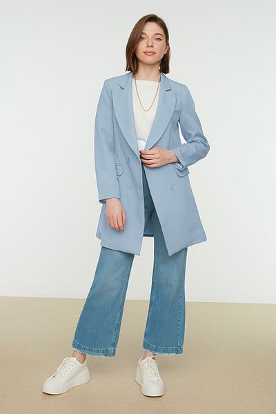 Trendyol Modest Hellblaue, gefütterte Blazer-Webjacke mit Doppelknopf-Taschendetail TCTAW22CK0007