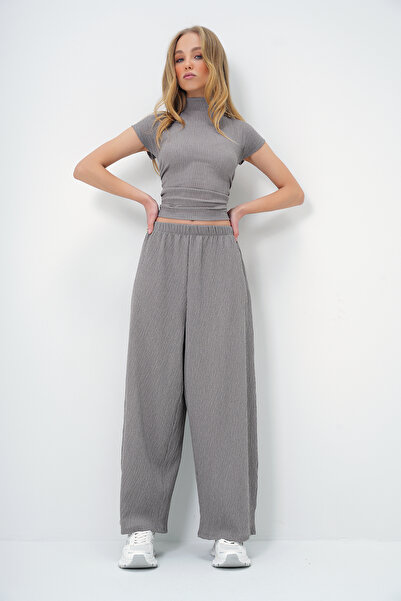 Trend Alaçatı Stili Graues Set aus baumelnder Crop-Bluse mit Stehkragen und Hose mit weitem Bein – ALC-X13411