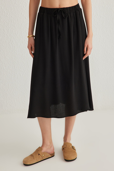 Trendyol Collection Fusta neagră Beldne Latik, cu detaliu din țesătură încrețită, lungime midi TWOSS25ET00014