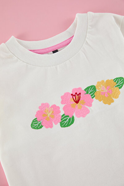 TRENDYOLKIDS Жіноча футболка з квітковим візерунком Orme екрю 100 бавовна з коротким рукавом Regular Fit TKDSS25TS00046
