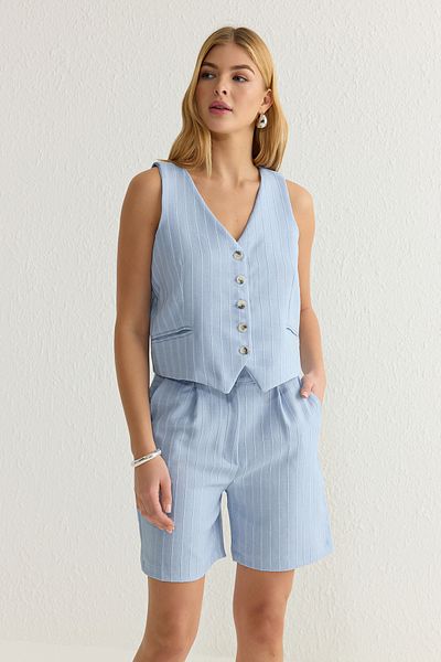Trendyol Collection Hellblaue Weste mit V-Ausschnitt und Shorts mit Taschen, gewebtes Oberteil-Set TWOSS25AU00031