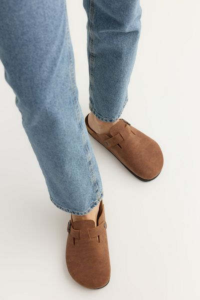 TRENDYOL SHOES Braune flache Sabo-Hausschuhe für Damen TAKSS25TE00001