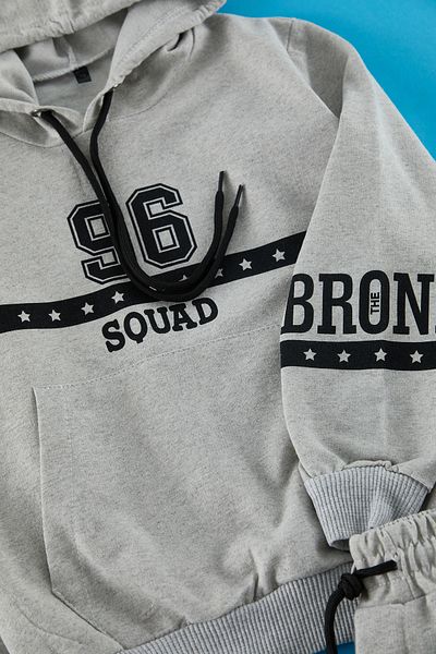 TRENDYOLKIDS Grauer Jungen-Strickanzug mit Slogan und Unterteil TKDAW25AU00166