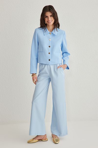 Trendyol Collection Blaue, gewebte Blazerjacke mit Crop-Button-Detail und Hemdkragen TWOSS25BC00003