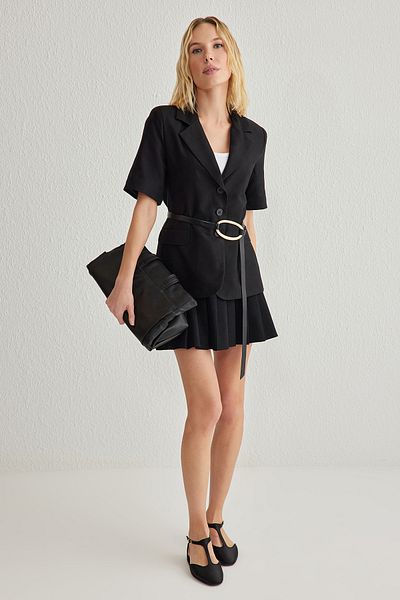 Trendyol Collection Schwarze, kurzärmlige, gewebte Blazerjacke ohne Gürtel TWOSS25BC00002