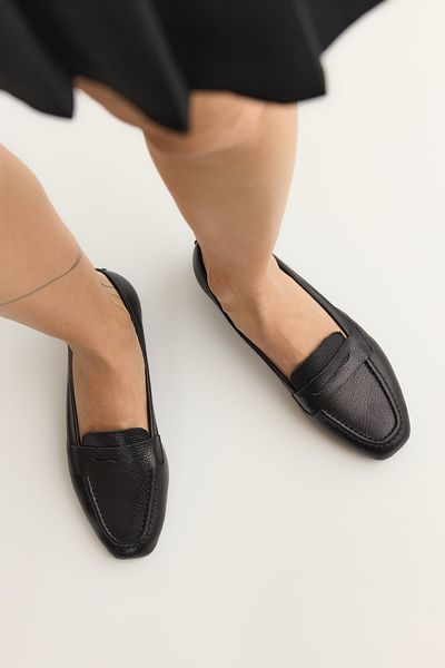 TRENDYOL SHOES Schwarze flache Damen-Loafer-Schuhe aus echtem strukturiertem Leder mit quadratischer Zehenpartie TAKSS25LA00007