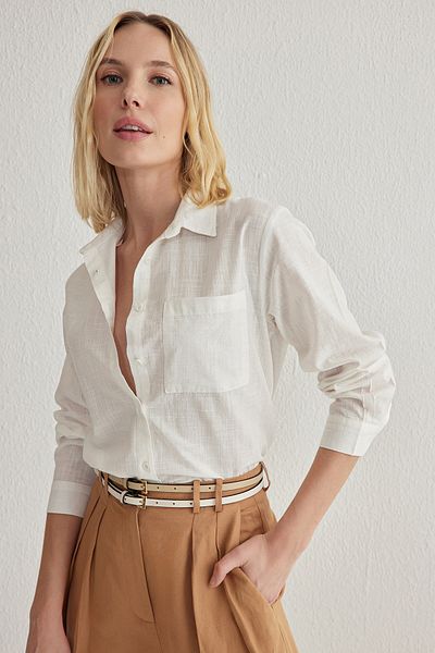 Trendyol Collection Λευκό βαμβακερό λινό υφασμένο πουκάμισο με φαρδιά εφαρμογή TWOSS25GO00096