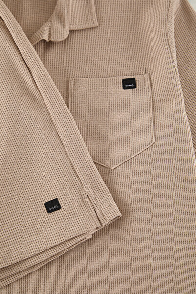 Trendyol Collection Σετ αθλητικής φόρμας με καμηλό κανονικό κόψιμο με υφή Polo γιακά-σορτς μεγάλου μεγέθους TMNSS25TS00037