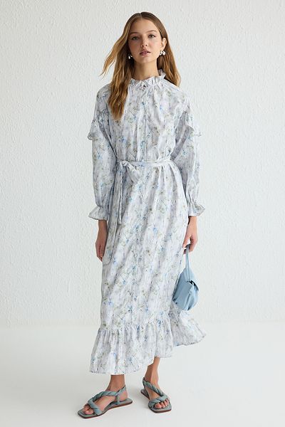 Trendyol Modest Beigefarbenes, gerüschtes, gewebtes Kleid mit Blumendruck und Stehkragen TCTSS25EB00012