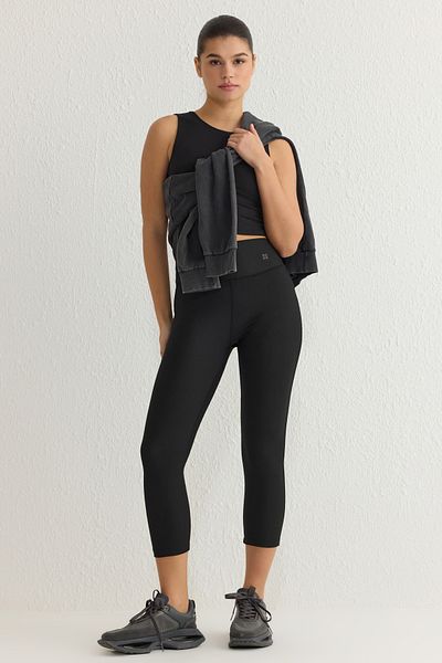 Trendyol Collection Schwarze Strick-Sportstrumpfhose in Capri-Länge mit reflektierendem Druckdetail THMSS25TY00001