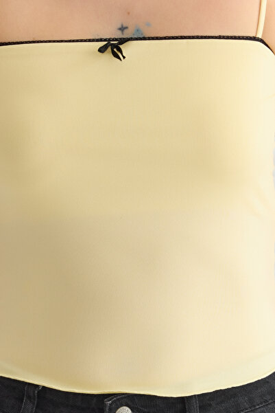 Trendyol Collection Żółta koronkowa, szczegółowa, dopasowana/ciało, dzianinowa podkoszulka Twoss25Al00012