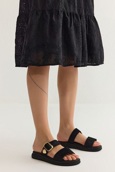 TRENDYOL SHOES Flache Damen-Hausschuhe aus schwarzem Wildleder mit goldener Schnalle TAKSS25TE00006