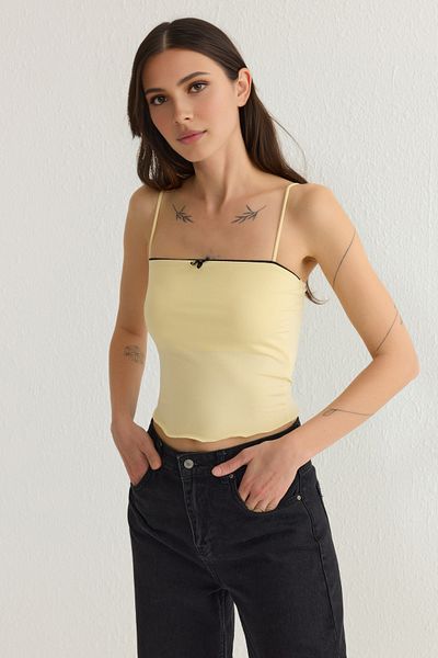 Trendyol Collection Gelbe Spitze, detailliertes, figurbetontes Strick-Unterhemd TWOSS25AL00012