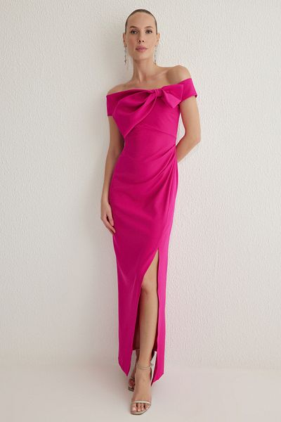 Trendyol Collection Stilvolles Maxi-Abendkleid in Fuchsia – Carmen-Ausschnitt mit Schleifendetail, gewebtes Heimkehrkleid TPRSS25AE00030
