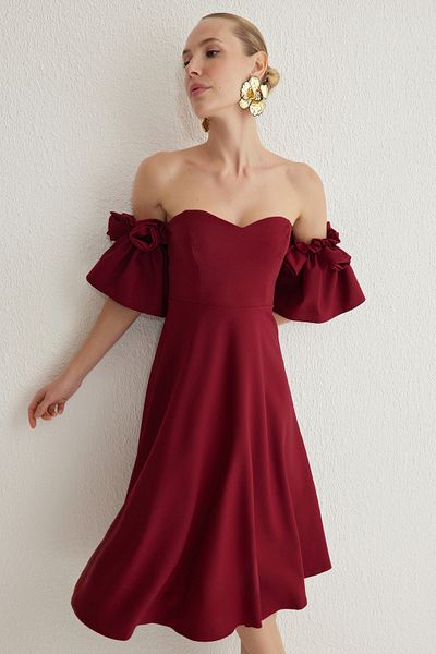 Trendyol Collection Weinrotes, gewebtes, schickes Kleid mit A-Linien-Rosendetails TPRSS25EL00121