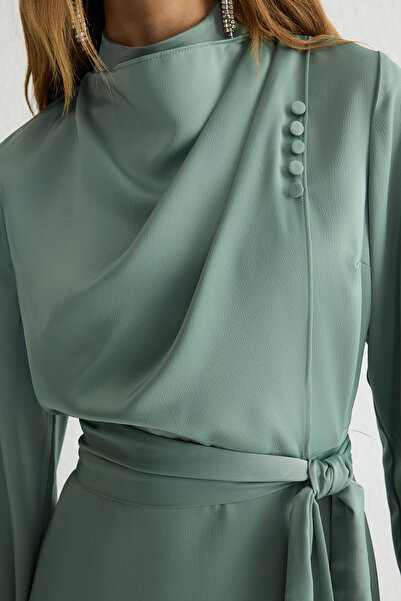 Trendyol Modest Mátový stojatý límec s vlečkou Saténové tkané večerní šaty TCTSS25DB00012