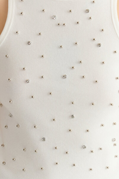 Trendyol Collection Ecrufarbenes, figurbetontes, mit Perlen besetztes Strick-Unterhemd TWOSS25AL00003