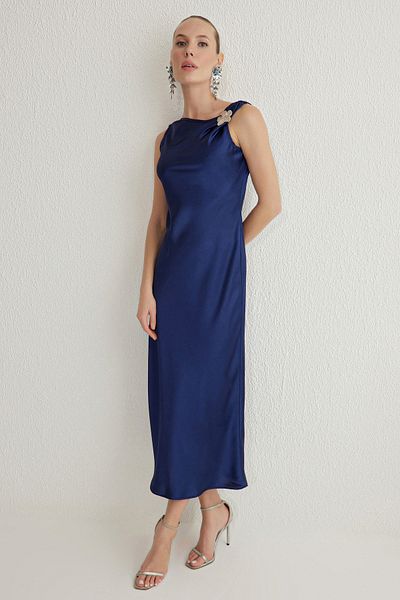 Trendyol Collection Námořnická modř, saténové tkané stylové šaty střihu do A s detailem příslušenství Tprss25El00091