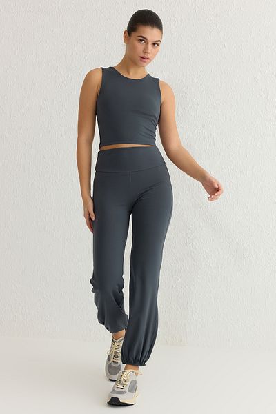 Trendyol Collection Weicher Stoff – Anthrazitfarbene, gebürstete, reflektierende Sport-Jogginghose mit Aufdruck THMSS25EA00004