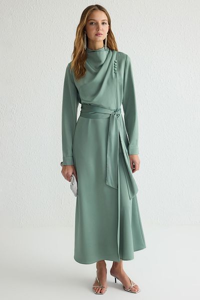 Trendyol Modest Mintfarbenes, gewebtes Abendkleid aus Satin mit Stehkragen und Schärpe TCTSS25DB00012