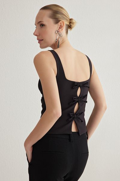 Trendyol Collection Schwarze, gewebte Bluse mit Schleifendetail TPRSS25BZ00029