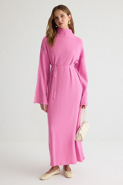 Trendyol Modest Πλεκτό φόρεμα με ροζ ριμπ/καμισόλ ζωσμένο TCTAW25EB00142