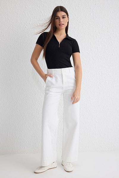 Trendyol Collection Weiße Jeans mit Knopfleiste und hoher Taille und weitem Bein TWOSS25JE00183
